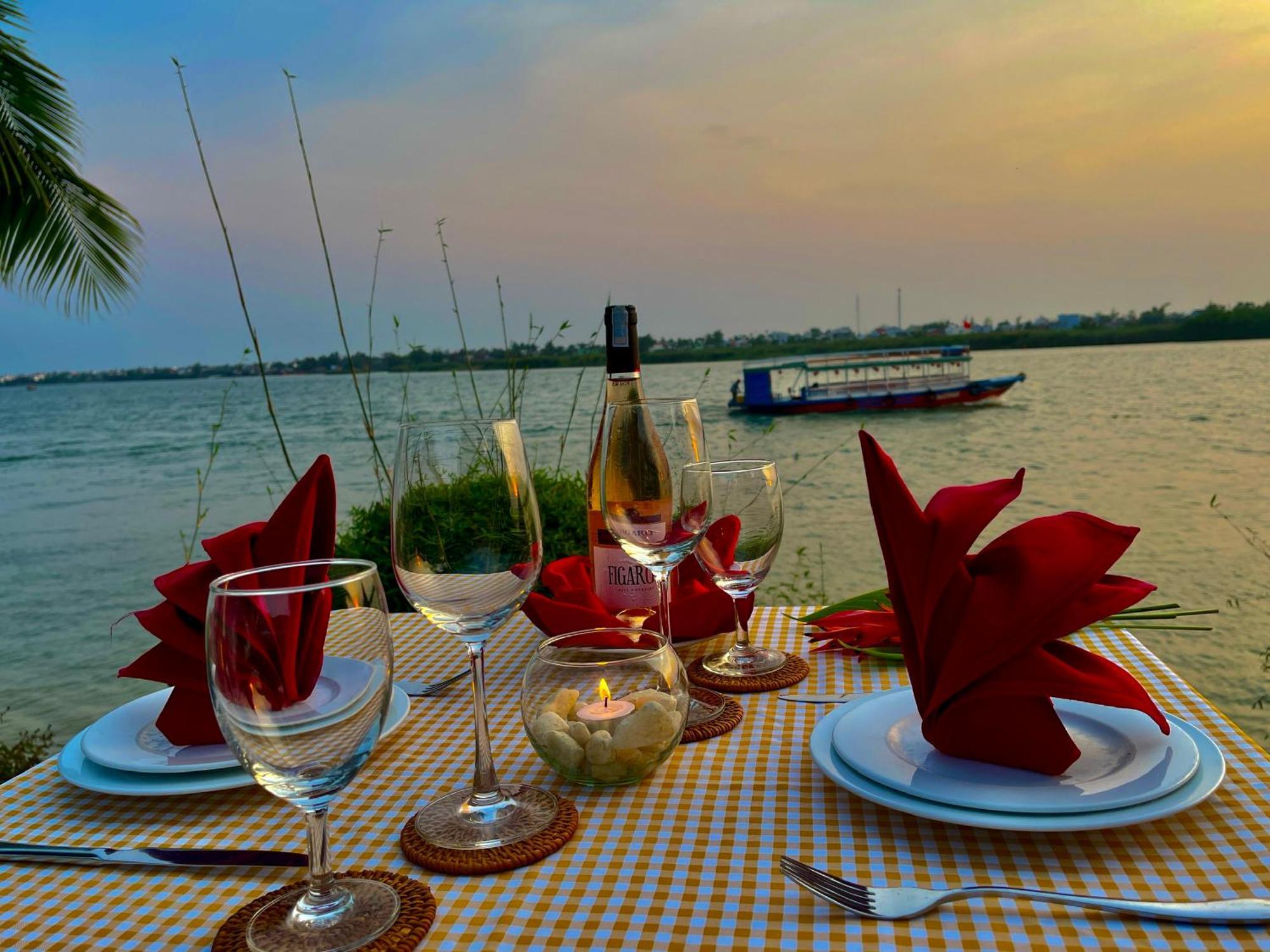 Bel Marina Hoi An Resort Exterior foto Sunset dinner at the beach