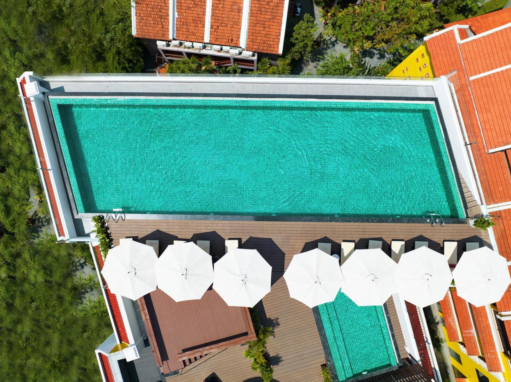 Bel Marina Hoi An Resort Exterior foto Aerial view of a rooftop pool
